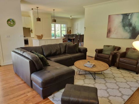 Noonan House, 5 Bedrooms. Hop & Skip To Town - Geraldton Accommodation 3