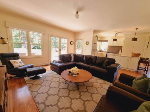 Noonan House, 5 Bedrooms. Hop & Skip To Town - Geraldton Accommodation 2