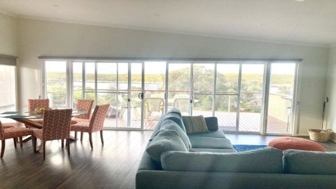 Off The Net - New Listing - Esplanade Property With Views Of The Channel - Geraldton Accommodation 2
