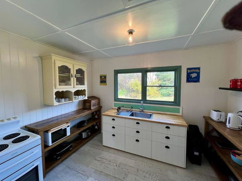 Old Oak Tree Cottage - Geraldton Accommodation 3