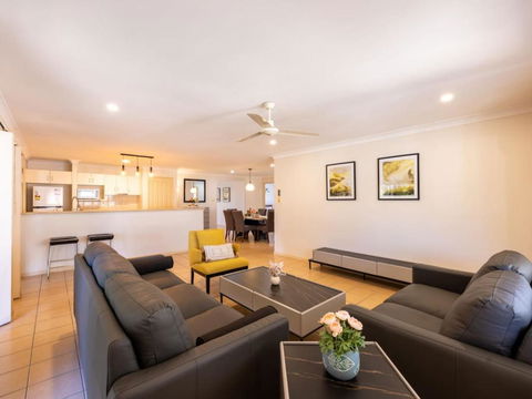 Peaceful 4B2B Sweet Home W Backyard At Springfield - Geraldton Accommodation 1
