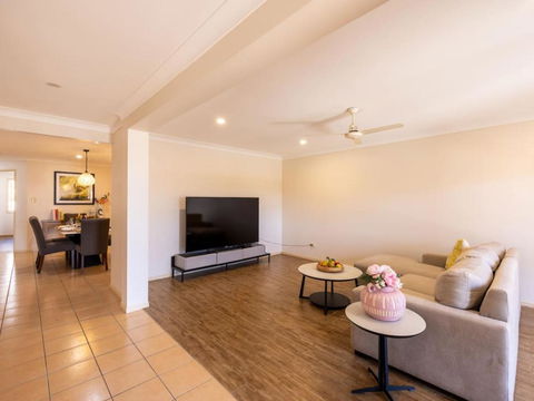 Peaceful 4B2B Sweet Home W Backyard At Springfield - Geraldton Accommodation 2