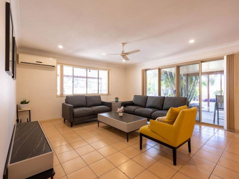 Peaceful 4B2B Sweet Home W Backyard At Springfield - Geraldton Accommodation 3