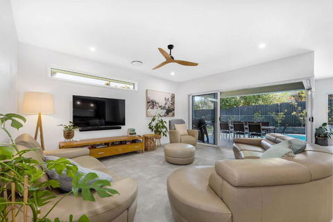 Pet Friendly Holiday Home With Pool On Alex - Geraldton Accommodation 2