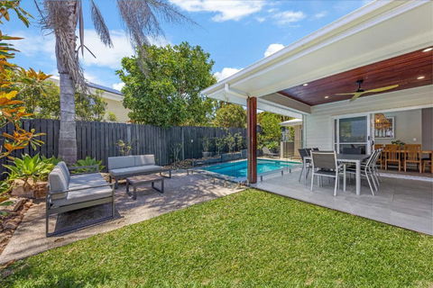 Pet Friendly Holiday Home With Pool On Alex - Geraldton Accommodation 3