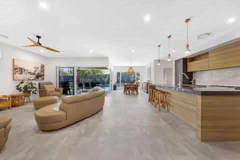 Pet Friendly Holiday Home With Pool On Alex - Geraldton Accommodation 0