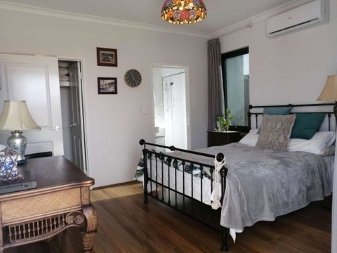 Private & Cosy! Master Bedroom In Perth With Garden View - Geraldton Accommodation 2