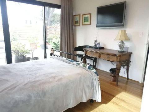 Private & Cosy! Master Bedroom In Perth With Garden View - Geraldton Accommodation 1