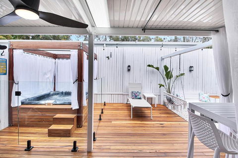 Private Outdoor Spa, Fire Pit - THE RETREAT COOLUM BEACH - Geraldton Accommodation 1
