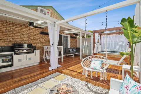 Private Outdoor Spa, Fire Pit - THE RETREAT COOLUM BEACH - Geraldton Accommodation 2