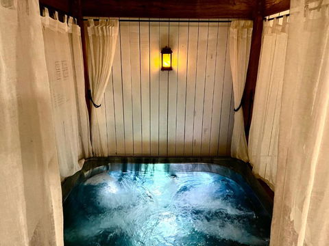 Private Outdoor Spa, Fire Pit - THE RETREAT COOLUM BEACH - Geraldton Accommodation 0