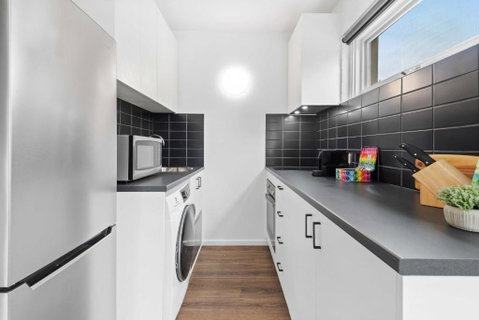 Pristine 1-Bed Unit Moments From Royal Park - Geraldton Accommodation 2