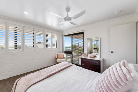 Quaint 2-Bed Beach Abode With Ocean Views - Geraldton Accommodation 3