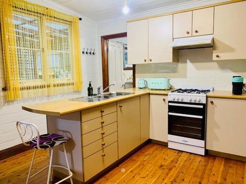Quarryman Cottage @ 102 - Geraldton Accommodation 3