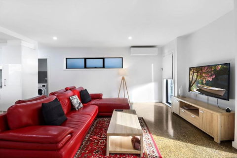 Raven West House I Corporate Or Holiday - Geraldton Accommodation 1