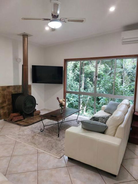 Rainforest Retreat-Fireplace-BBQ-3 Acres- - Geraldton Accommodation 1