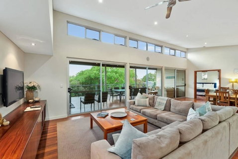 BeachBlu Holiday Home - Geraldton Accommodation 1