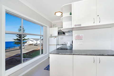 Beachcomer, Unit 1 - The Entrance, NSW - Geraldton Accommodation 2