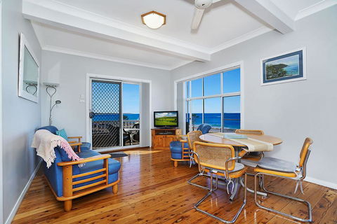 Beachcomer, Unit 1 - The Entrance, NSW - Geraldton Accommodation 1