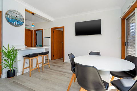 Beachcomer, Unit 2 - The Entrance, NSW - Geraldton Accommodation 2