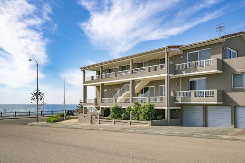 Beachcomer, Unit 2 - The Entrance, NSW - Geraldton Accommodation 0
