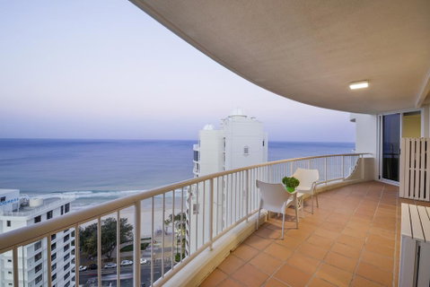 Beachfront Luxury 3 Bedroom In The Heart Of Surfers Paradise - Ocean Views Plus Indoor/outdoor Pool - Geraldton Accommodation 2