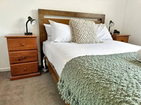 Reel Close! Walk To Everything. Sleeps 6 - Geraldton Accommodation 2