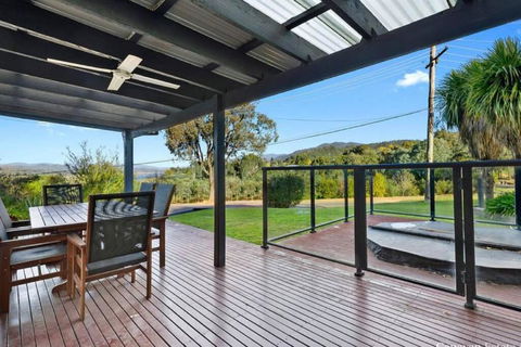 Relax In The Spa With Views Opposite Lake Eildon - Geraldton Accommodation 3