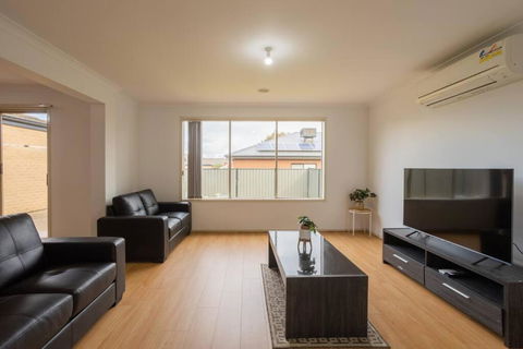 Relaxing Family Home In The Heart Of Tarneit - Geraldton Accommodation 1