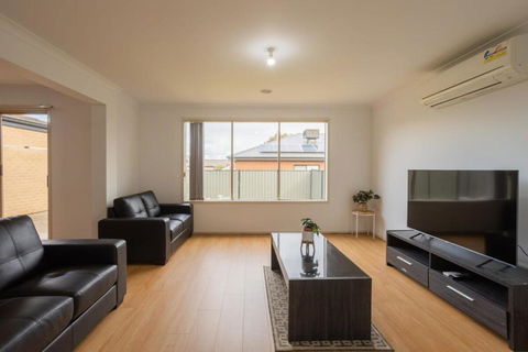 Relaxing Family Home In The Heart Of Tarneit - Geraldton Accommodation 0