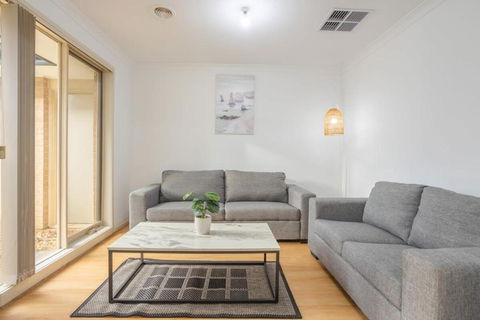 Relaxing Family Home In The Heart Of Tarneit - Geraldton Accommodation 2