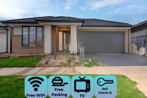 ResortStyle 4BR House With Parking - Geraldton Accommodation 0