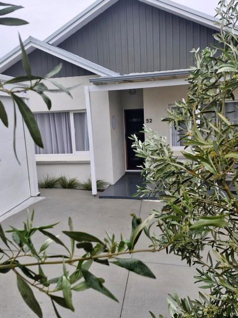 Retreat - Geraldton Accommodation 0