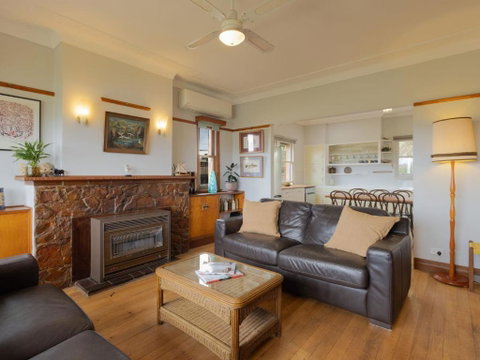 Retro Retreat - Geraldton Accommodation 0