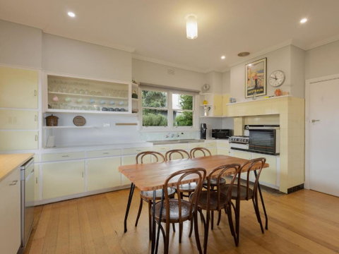 Retro Retreat - Geraldton Accommodation 3