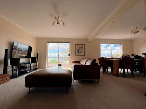Riveting House With Incredible Water-view At SandyBay - Geraldton Accommodation 3