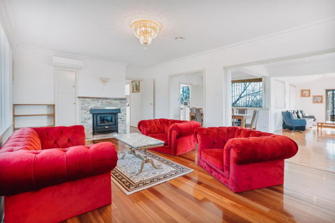 Restful Canberra Retreat In Spacious Terrace Home - Geraldton Accommodation 0