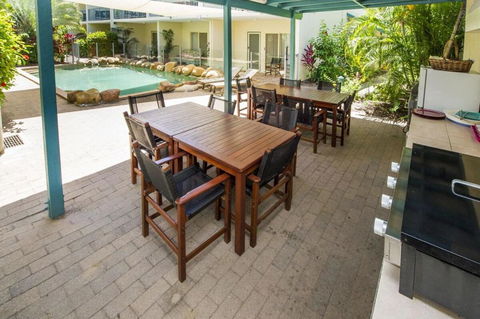 SAILS 9 Beachfront Getaway Horseshoe Bay - Geraldton Accommodation 3