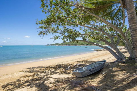 SAILS 9 Beachfront Getaway Horseshoe Bay - Geraldton Accommodation 1