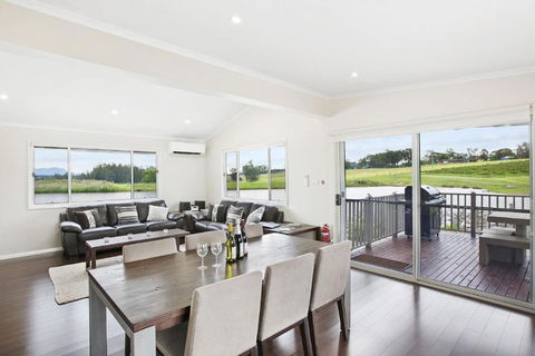 Romantic Lakehouse Set In A Private Vineyard In The Hunter Valley - Geraldton Accommodation 2