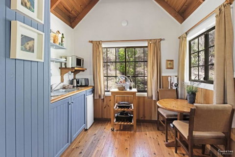 Romantic Tricklebeck Spa Cottage - Geraldton Accommodation 3