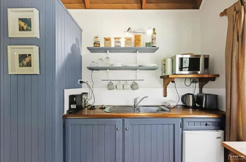 Romantic Tricklebeck Spa Cottage - Geraldton Accommodation 2