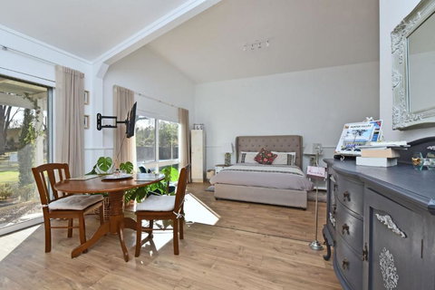 Rose Cottage Studio Romantic Or Solo Getaway. Spa, Games Room - Geraldton Accommodation 1