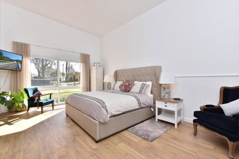 Rose Cottage Studio Romantic Or Solo Getaway. Spa, Games Room - Geraldton Accommodation 2