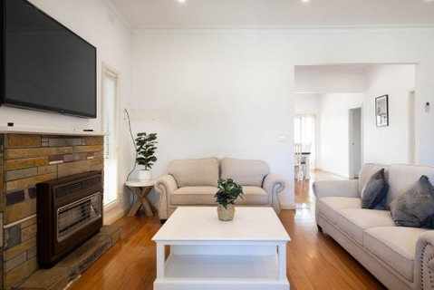 Rosebud Reset - A Beachside Group Getaway - Geraldton Accommodation 1