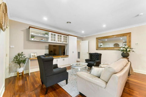 Roselawn Manor - 5 Bedroom Entertainer - Geraldton Accommodation 2