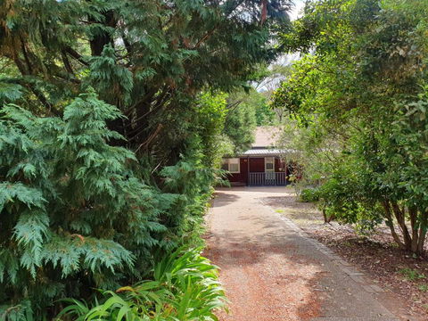 Rustic Queen Of Leura - Geraldton Accommodation 0