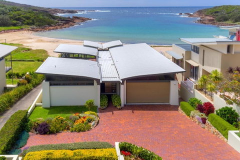 Sails On The Beachfront - Exclusive Seaside Home - Geraldton Accommodation 0