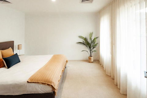 Salhus - Sleep In King Beds & Easy Walk To Town - Geraldton Accommodation 3