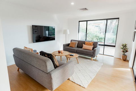 Salhus - Sleep In King Beds & Easy Walk To Town - Geraldton Accommodation 1
